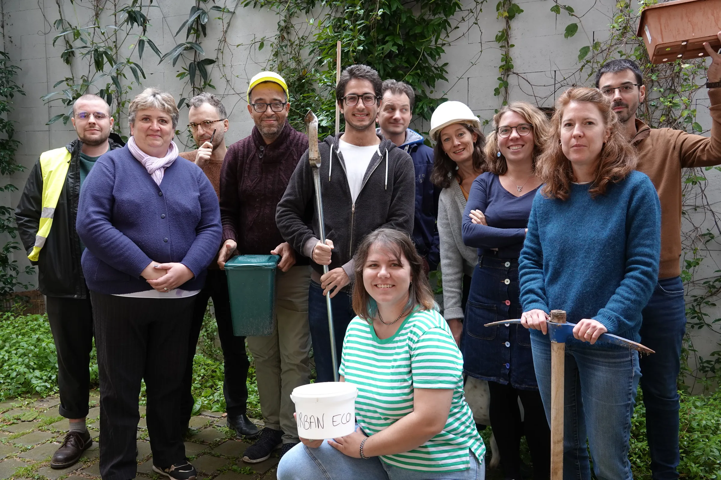 Photo de groupe de l'équipe Urban Eco sur le terrain, illustrant notre engagement collectif